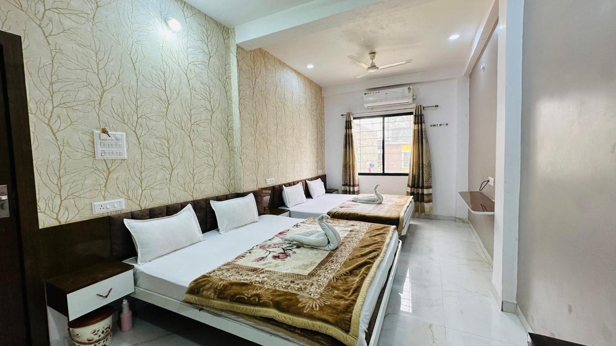 Hotel Kanha Palace Уджайн Екстериор снимка