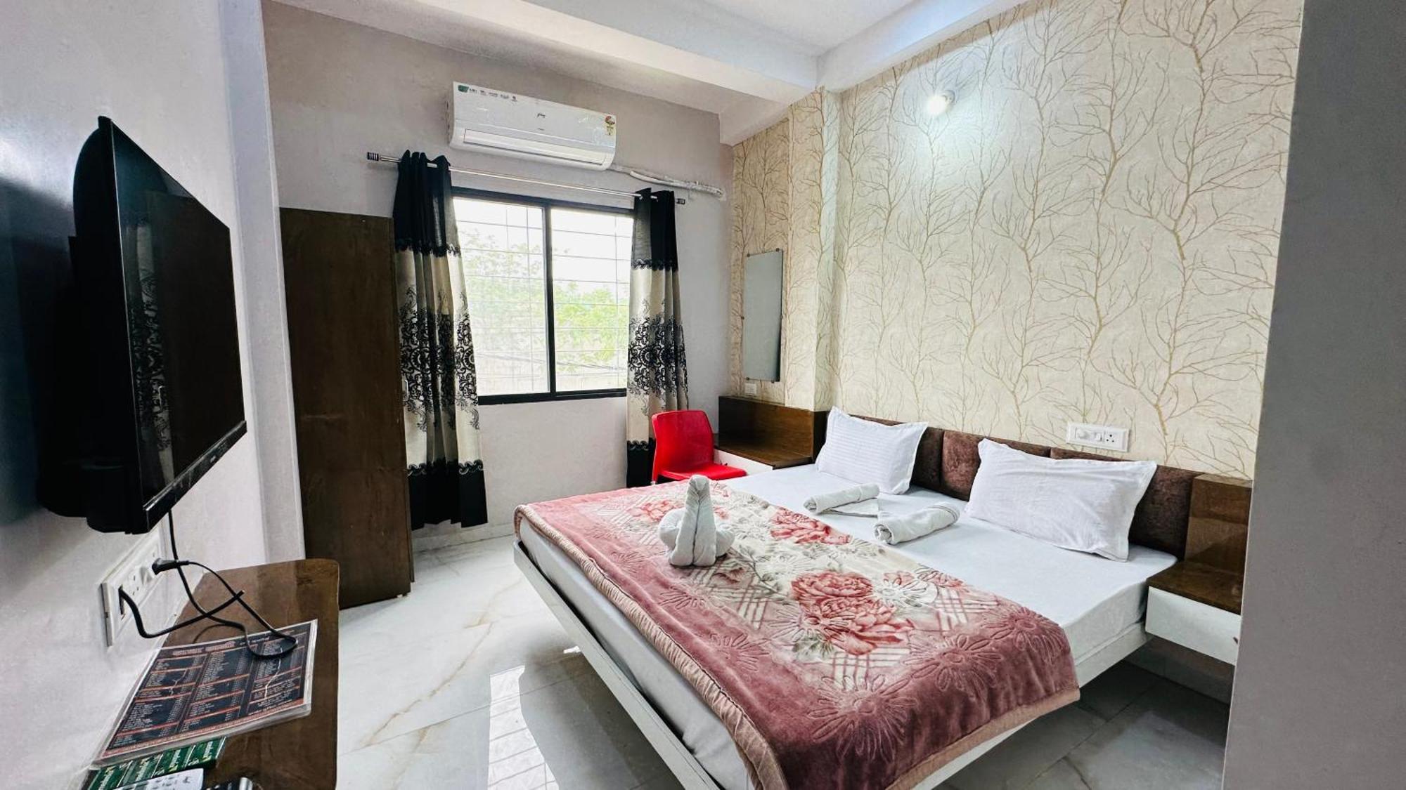 Hotel Kanha Palace Уджайн Екстериор снимка